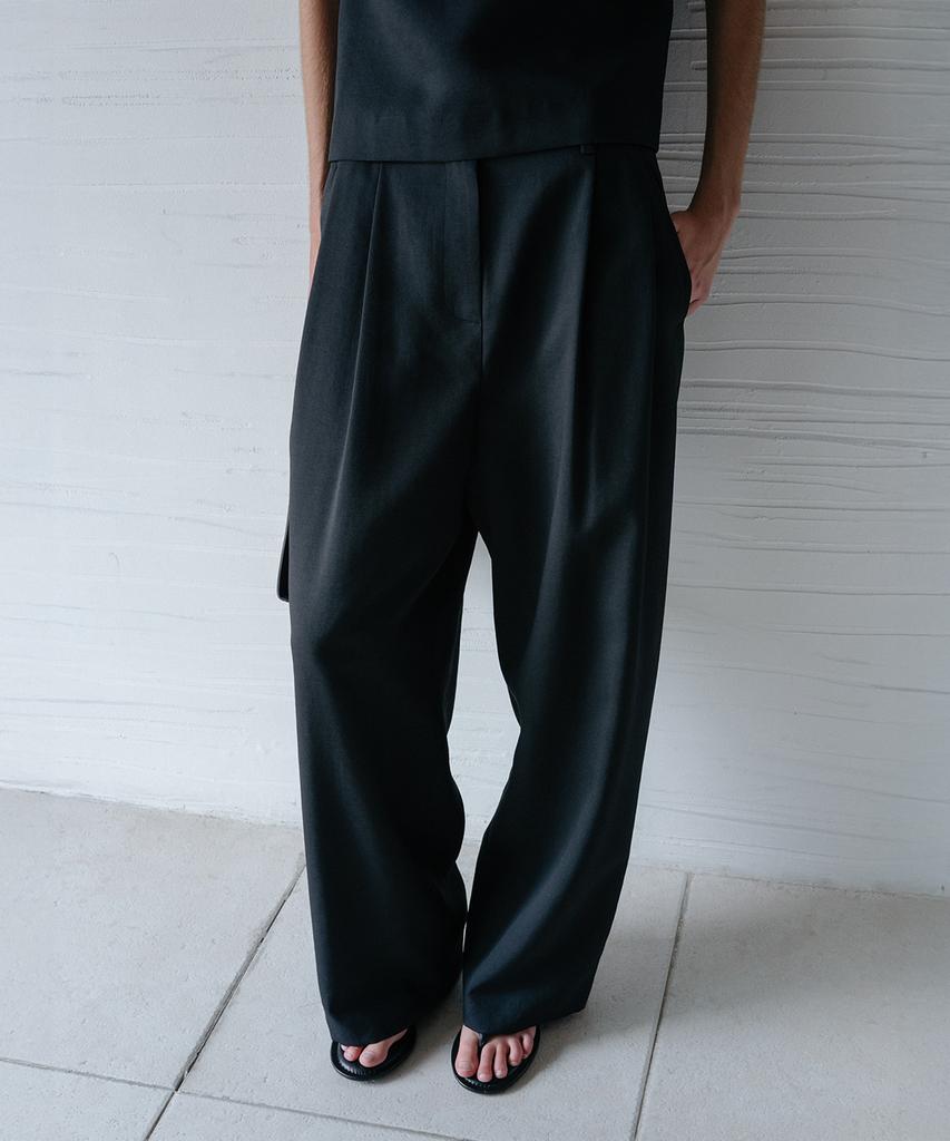 Beullaengkeulumumeon Sway Two-Pleat Pants_Black