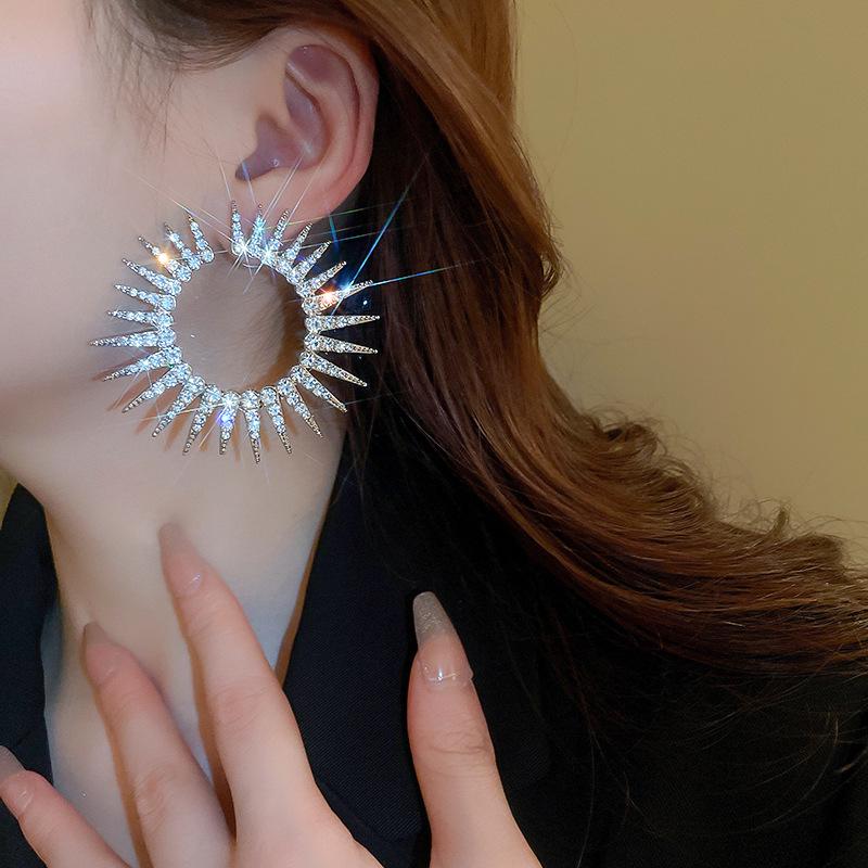 Srebrne kolczyki sztyfty w kształcie słonecznika wysadzane diamentami - Elegancka i modna biżuteria damska