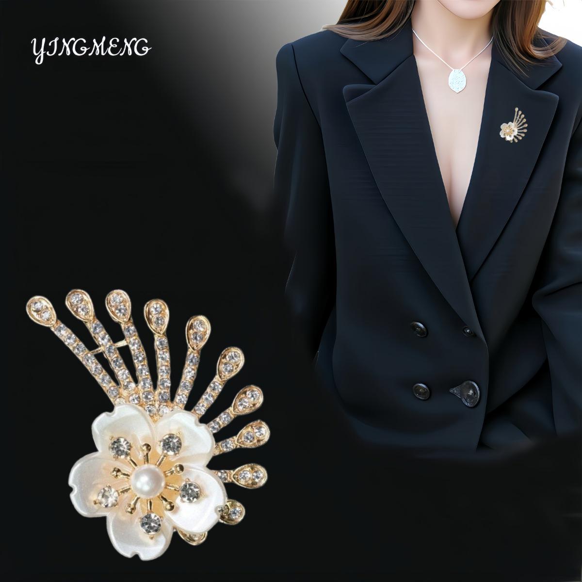 

Elegant Retro Crystal Brooch: High-Grade Diamond Pin with Anti-Exposure Alloy Buckle for Fashion Accessories.