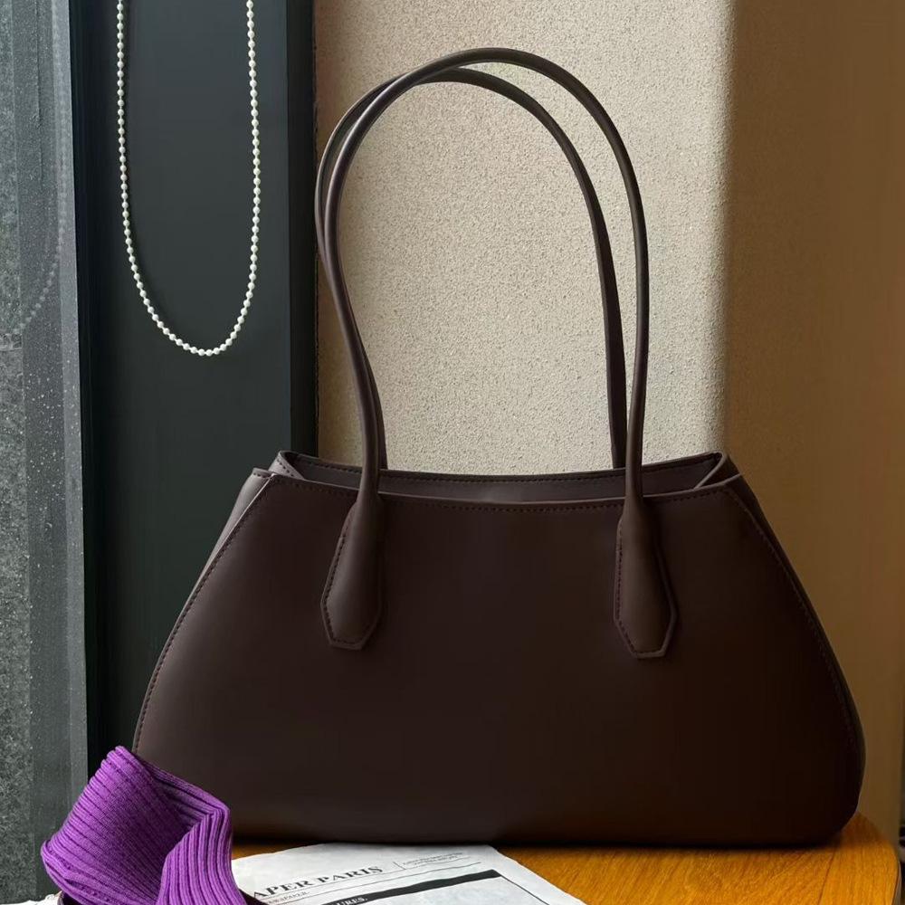 

Row Simple Cowhide Saddle Bag Large Capacity Commuter Tote Minimally Versatile Fashion Leather Shoulder Length 38x Thickness 10x Height 20cm