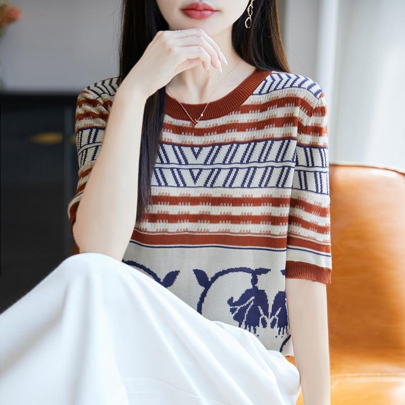 The New Summer Thin Knitted Short-sleeved Women's V-neck Retro Jacquard Top Is Loose and Slimming