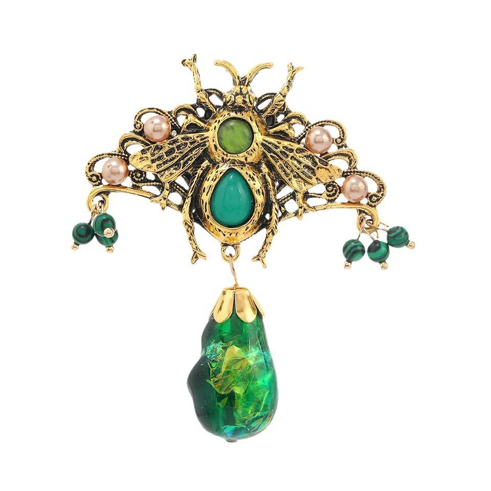 Vintage Medieval Emerald Brooch Light Luxury Butterfly Bee Pin Hollow Corsage Tassel Accessories