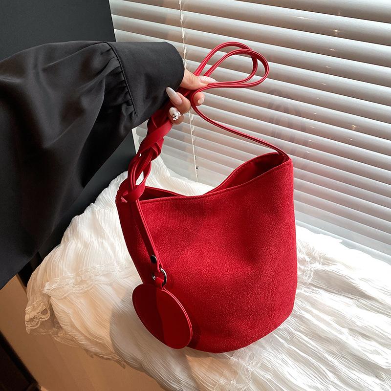 Fashion new bucket bag women's niche Korean version versatile shoulder bag retro commuter suede handbag