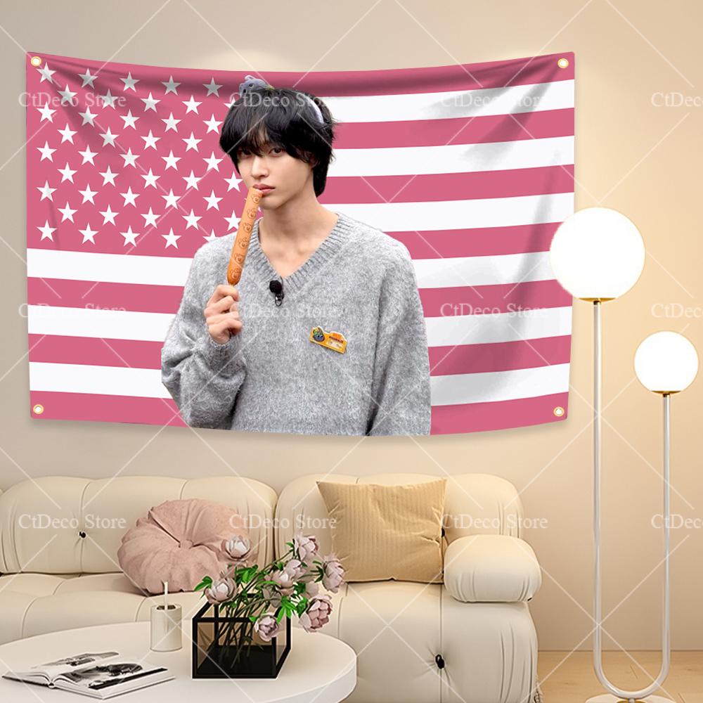 

Гобелен с американским флагом от Вонбина Четыре отверстия Полиэстер Цифровая печать K-pop Бойз-группа Наружное Внутреннее украшение Комната Гараж Сад 29x37in