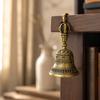 Sino Decorativo de Mão com Cabo Intricadamente Esculpido e Superfície Detalhada Padrão Adequado para Uso Doméstico e Espiritual