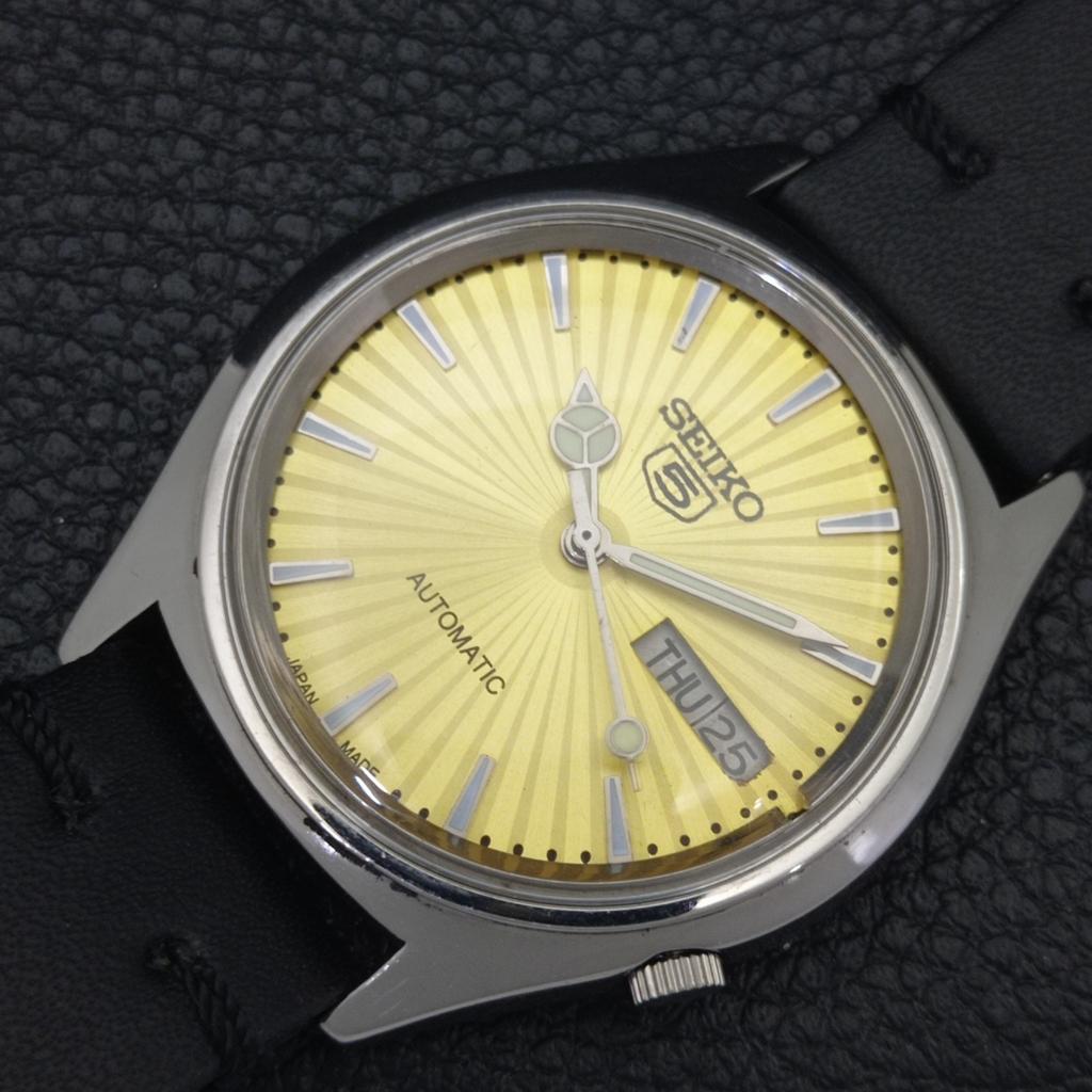 JAPAN 7019A VINTAGE SEIKO 5 AUTOMATIC MENS GOLDEN COLOR DIAL WATCH a701382-5 R206a-a701382