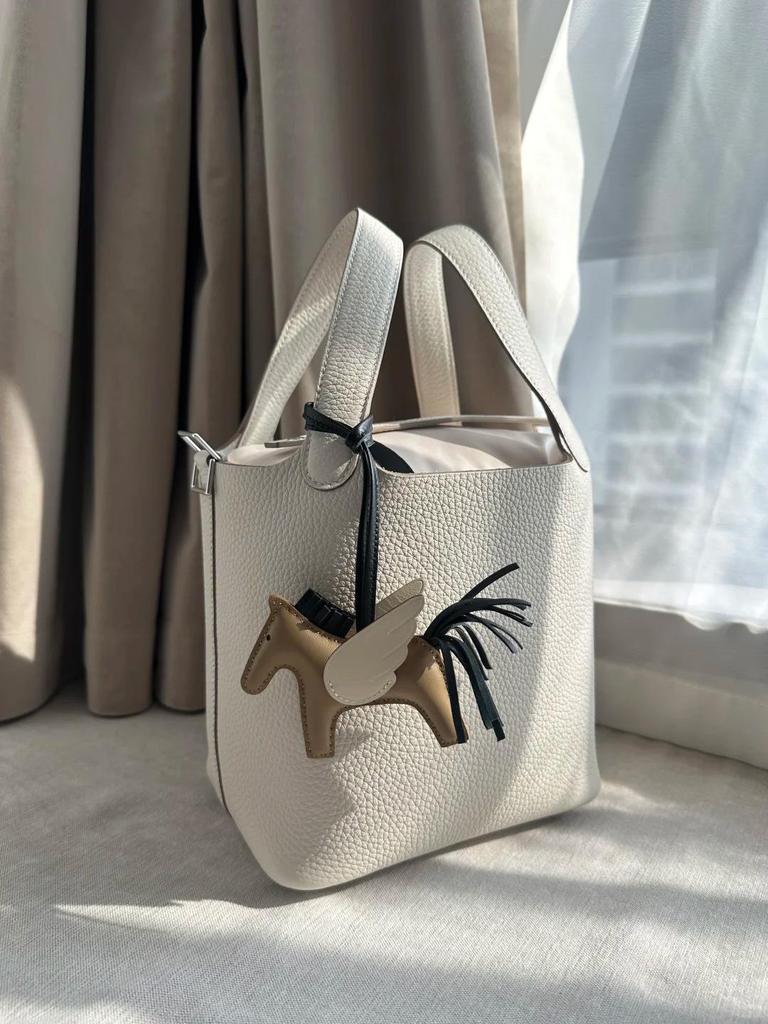 Bolso de Mano para Mujer con Grano de Lichi: Bolso Cubo Versátil, de Alta Gama y de Moda 2025