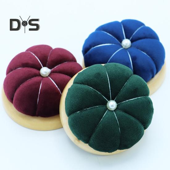 Gefülltes Nadelkissen, kürbisförmiges Nähnadelkissen, Flanell-Nadelkissen mit Holzsockel für Nähprojekte, DIY-Handwerk