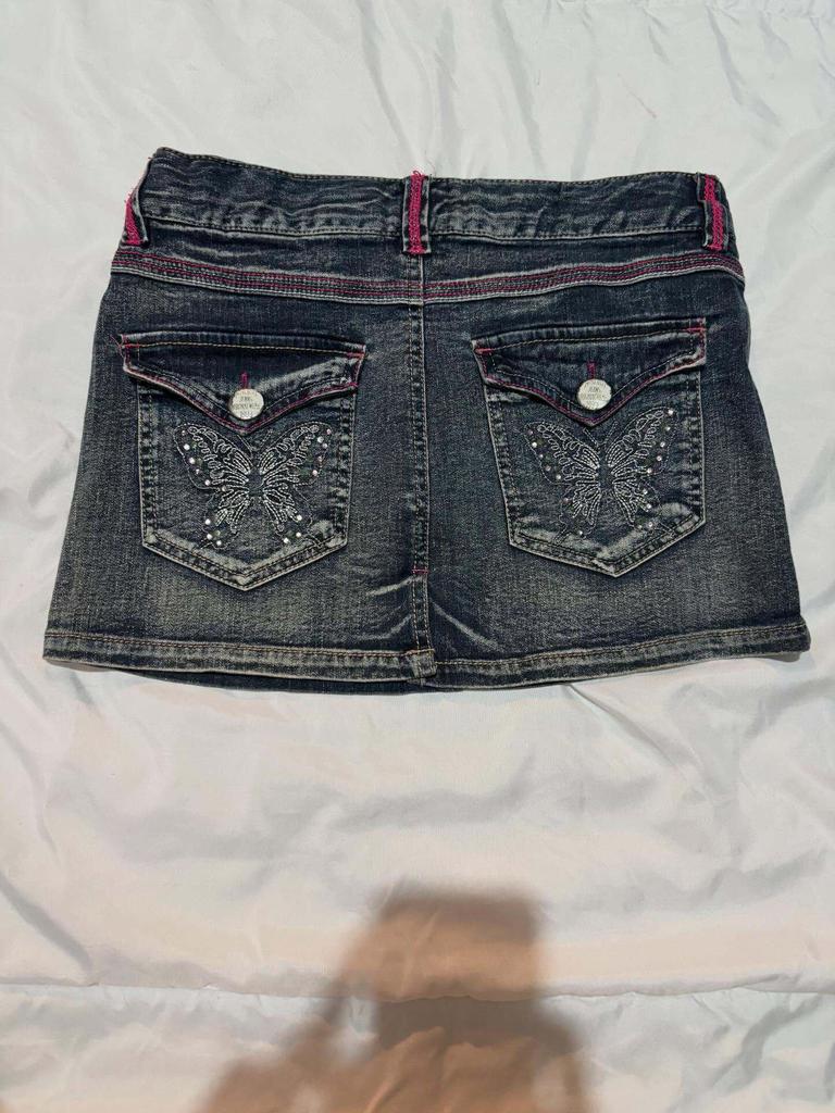 Minifalda Vaquera Retro Y2K Bordada con Mariposas - Lavada, Ajustada a la Cadera, Estilo Urbano Chica Picante
