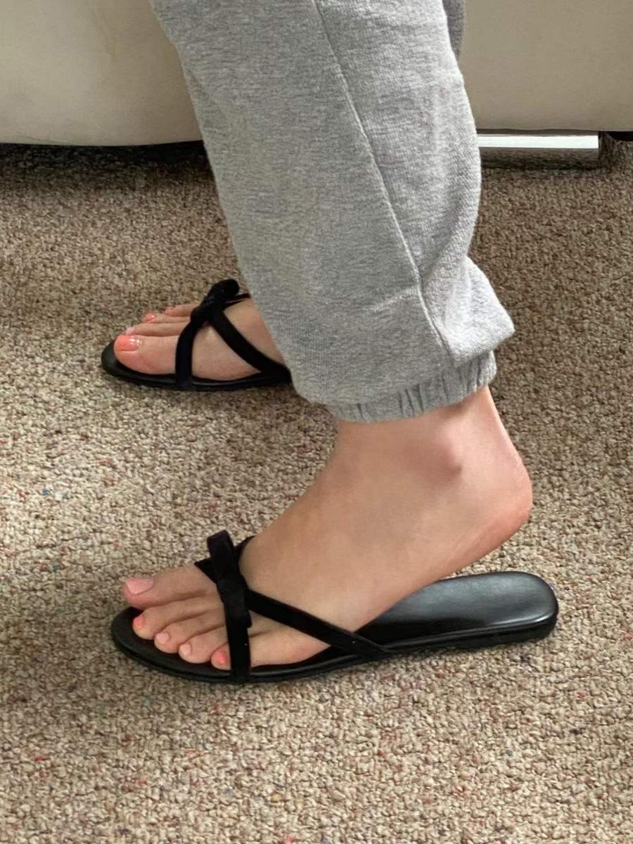 

Кожаные бархатные шлепанцы на резинке-ремешке женские летние новые сказочный стиль на плоской подошве простые сандалии 40 чёрный