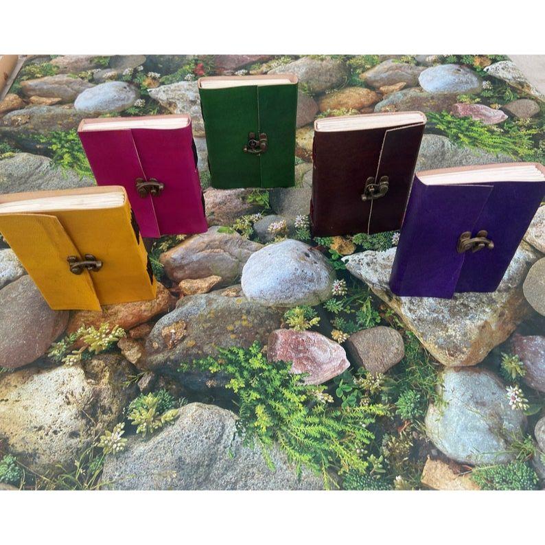 

Набор из 5 простых кожаных журналов, книга теней, кожаный журнал в винтажном стиле, набор из пяти цветов, лучший кожаный гримуар в подарок для него 6 x 4 in