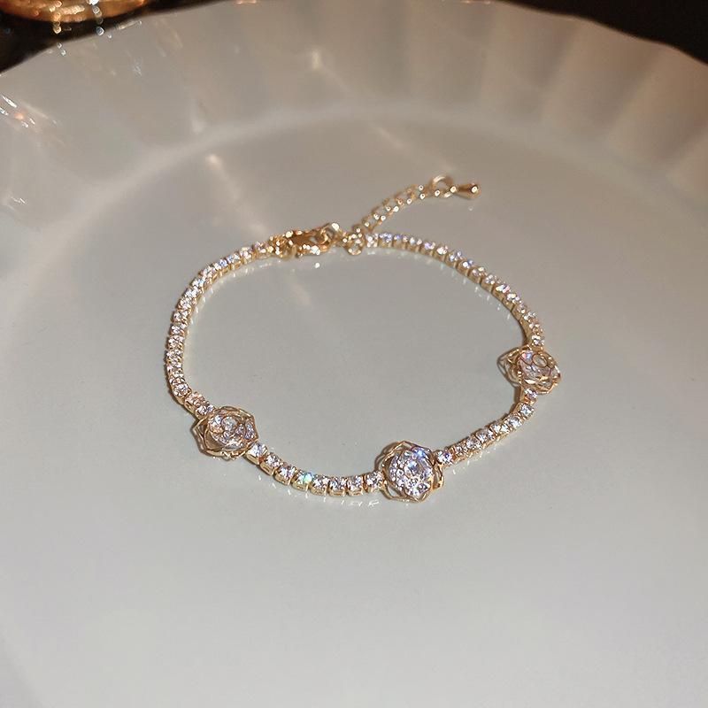 Sweet light luxury zircon flower geometric bracelet fashionable and exquisite temperament adjustable versatile bracelet.