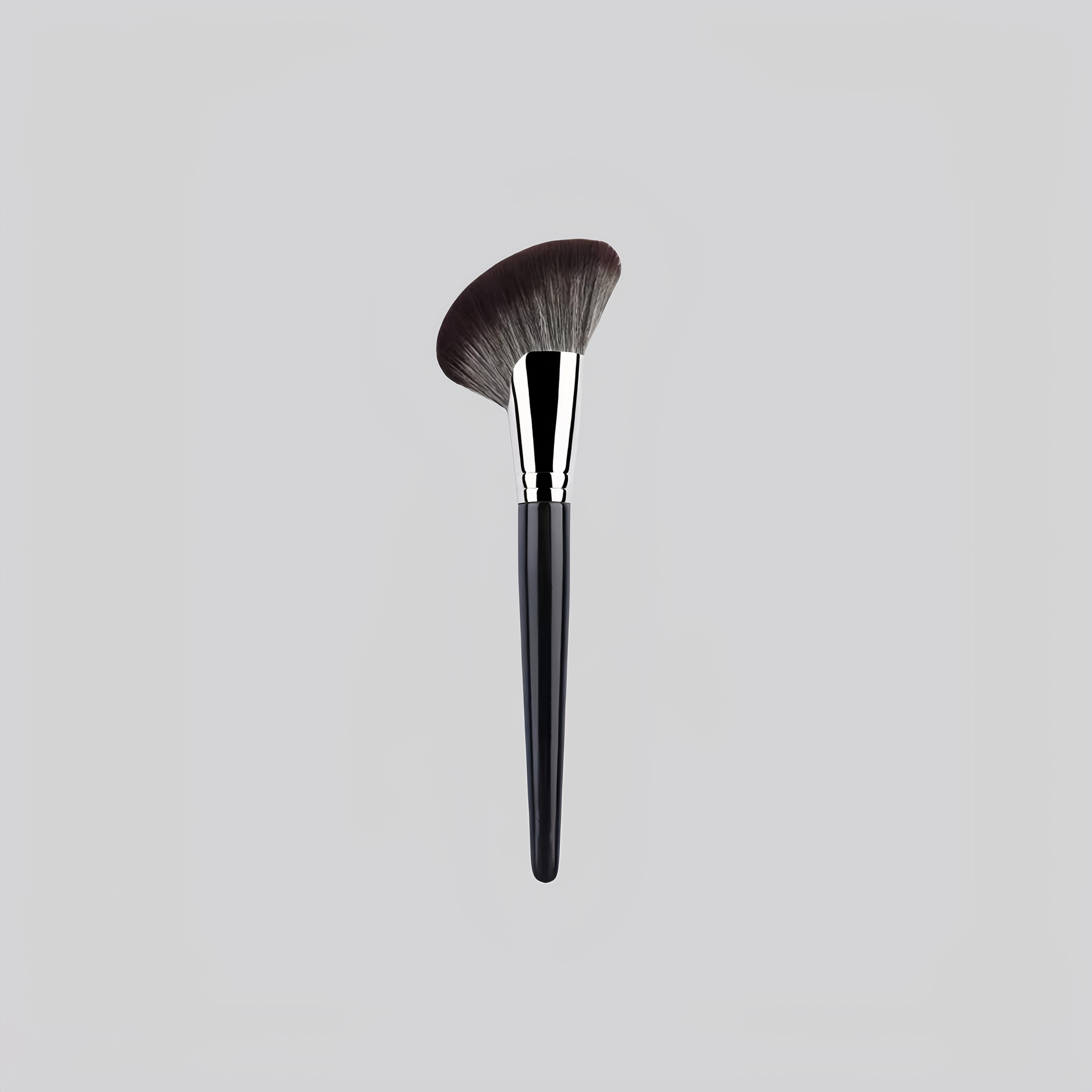 

Large Brush with A Sickle-Shaped Design for Accurate Contouring and Shading of The Face. It Is Portable and Sold Individually