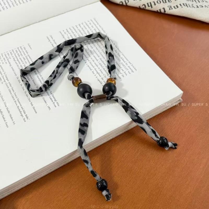 Meillard Damen Leopardenmuster Seidenschal Halskette mit Stoffblume und einzigartigem Kordelzug-Design