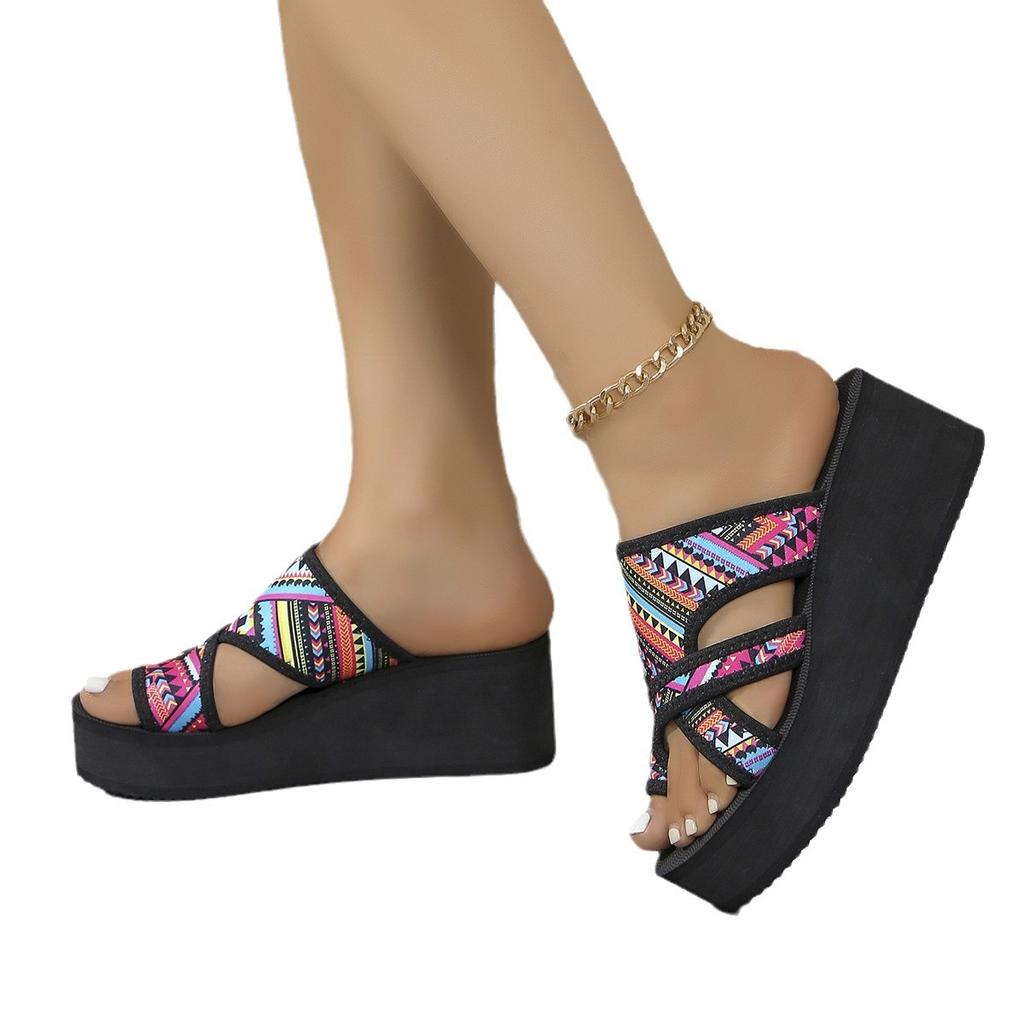 2024 Sommer neue Übergröße Mode Keilabsatz Zehenbedeckt coole Hausschuhe rutschfest verschleißfest weiche Sohle Strandhausschuhe Damen