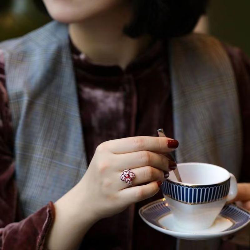 Vintage Ausgeschnittene Hochwertige Blume Mit Rubin Inlay Ringe Für Frauen Exquisite Anhänger Bankett Hochzeits Schmuck