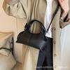 Autumn and winter retro small bag women's 2025 new fashion versatile messenger bag high sense super fire portable dumpling bag