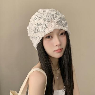 Damen Koreanisches Minimalistisches Design 3D Blumen Spitze Weiß Beanie Sommer Gehäkelt Atmungsaktiv Dünn Kopfbedeckung