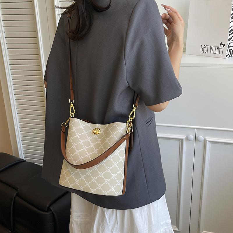 New Simple Portable Shoulder Oblique Span Bucket Bag Simple Versatile Commuter Women's Bag