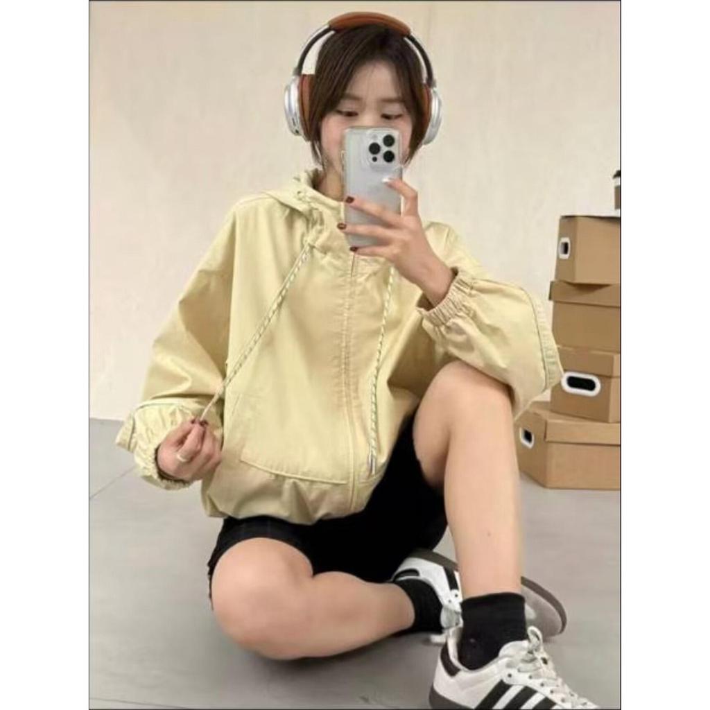 European-Style Hooded Women's Windbreaker: Trendy Loose-Fit Jacket for Spring & Autumn