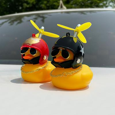 Auto rozbité vítr malá žlutá kachna s helmou vrtule kolo moto s popruhy auto vložené doplňky interiér cyklistické dekorace