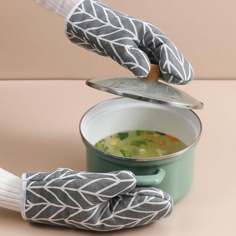 2pcs Heat-insulating Gloves Oven Mitts Anti-scald Microwave Gloves High Temperature Resistant Kitchen Baking Oven Gloves