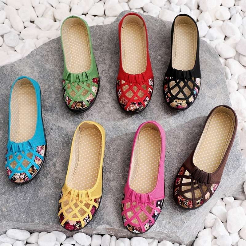Summer Beijing cloth shoes women's mesh shoes single shoes hollow non-slip soft sole middle-aged and elderly mother shoes one pedal sandals women