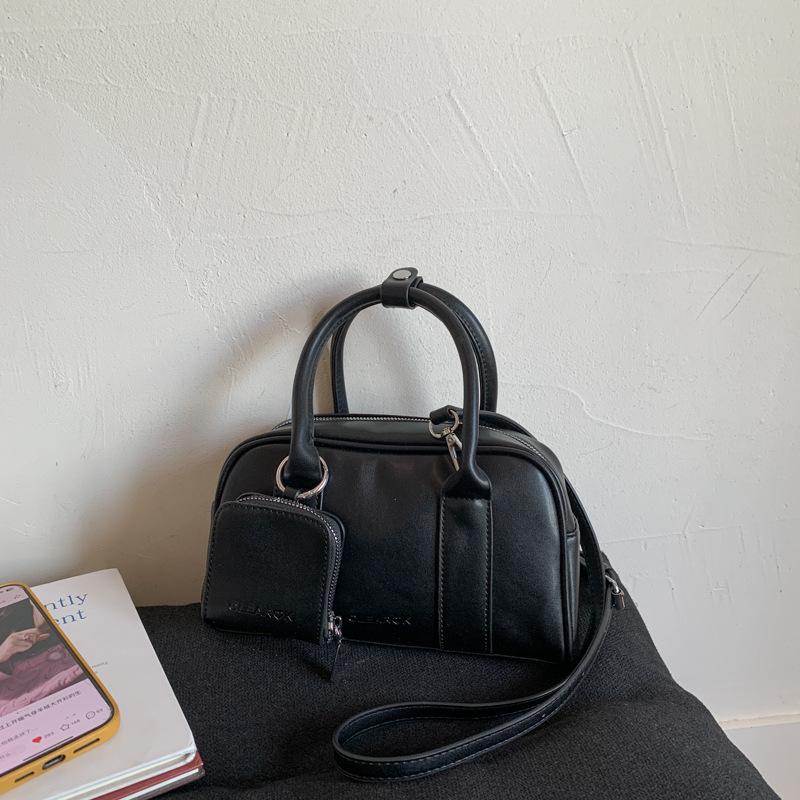 Retro popular small bag women's 2025 new fashion versatile messenger bag super hot portable bowling bag