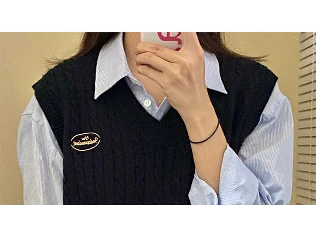 Women's College-Style Cable Knit V-Neck Embroidered Layering Vest