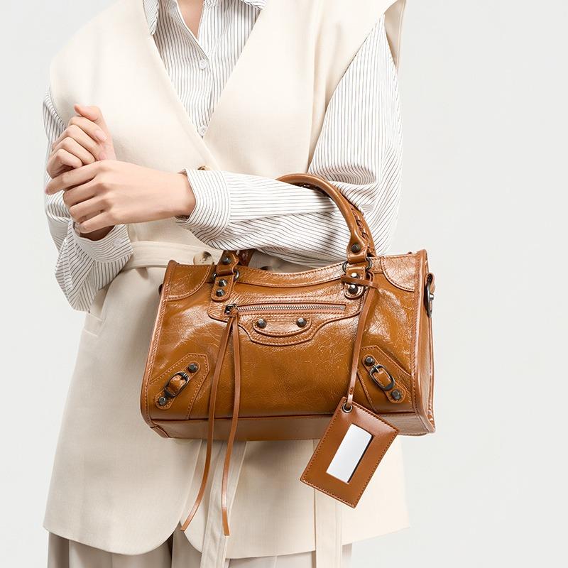 Spice girl rivet locomotive bag retro messenger leather large capacity tote bag niche leather handbag women