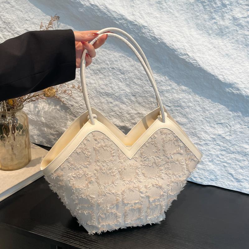 

Women s bags, large-capacity shoulder bags, women s autumn new simple commuter handbags, tote bags, creative contrasting colors белый