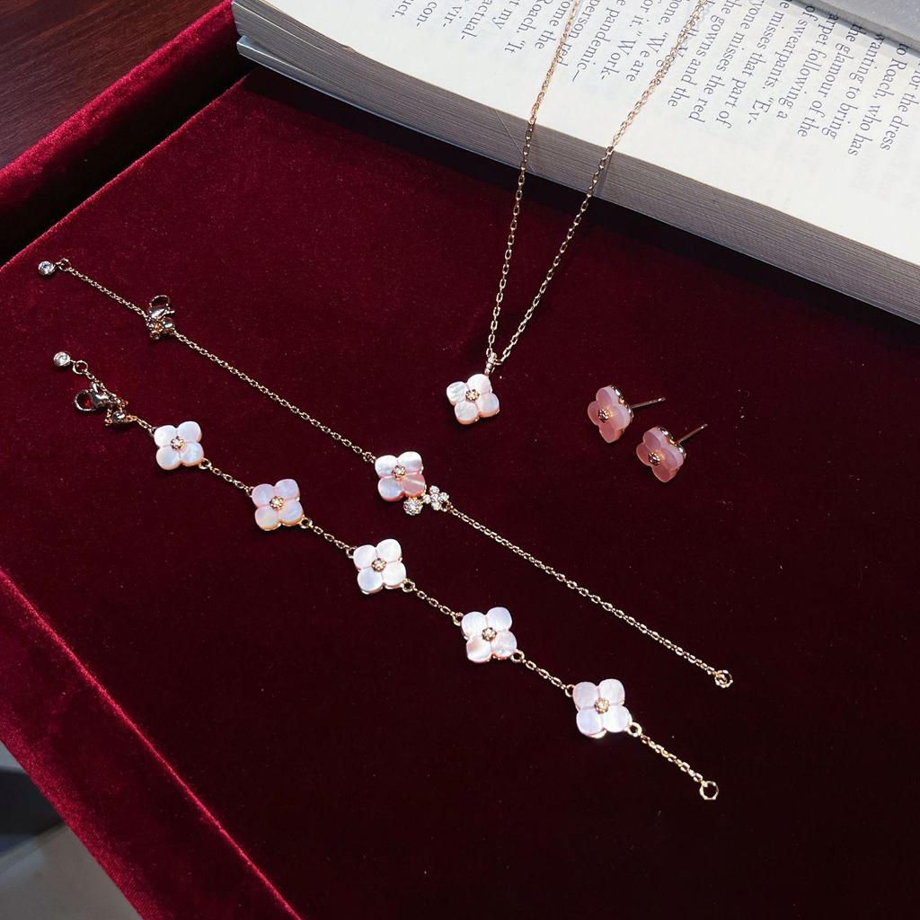 French Retro Mother-of-Pearl Bracelet & Earrings Set with Floral Design: Chic and Versatile Jewelry for Daily Wear