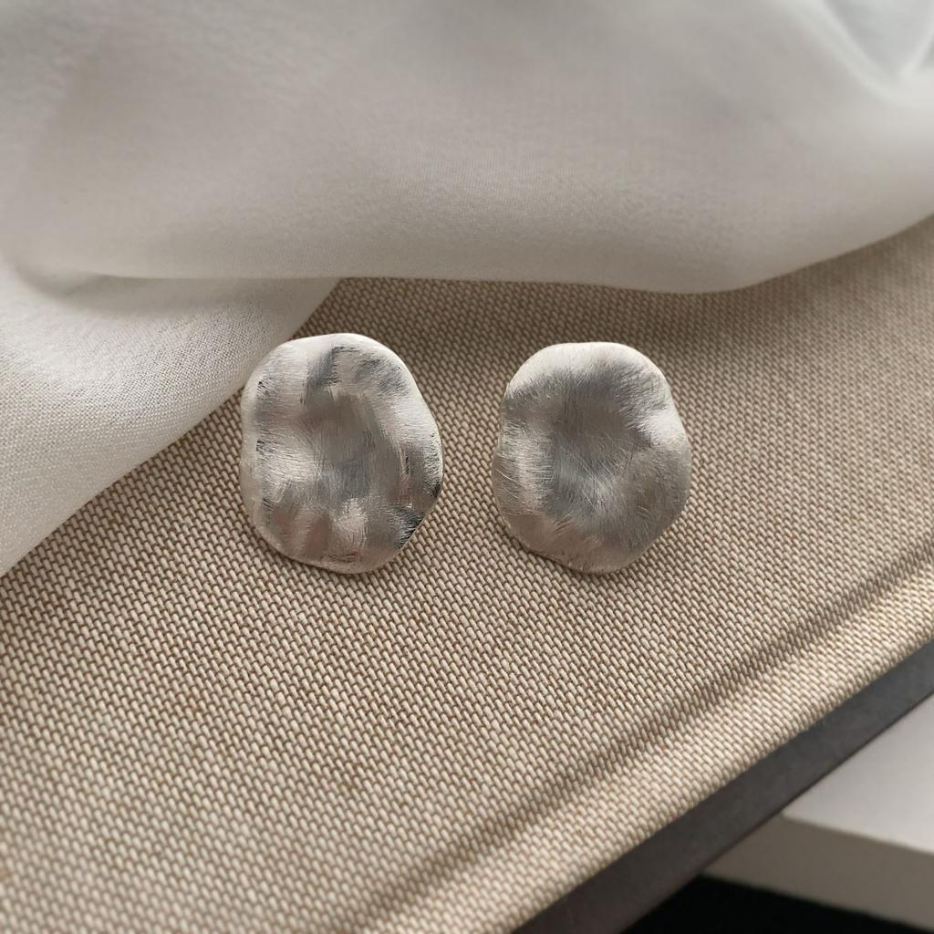 Exquisite niche metal brushed matte ball stud earrings for women's commuting senior temperament simple and versatile earrings