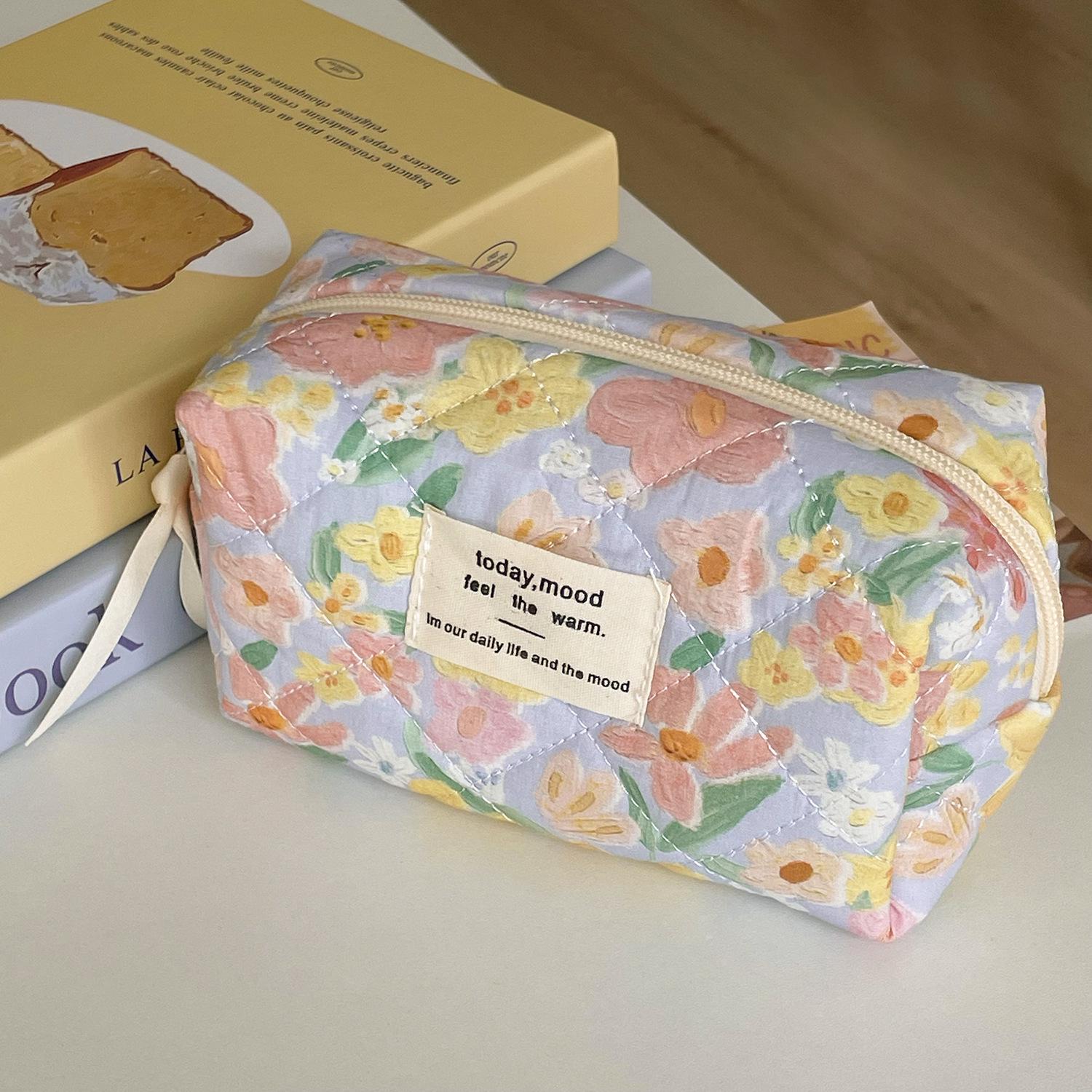 

Cute Cartoon Quilted Makeup Bag - Large Capacity & Portable for Students Small: 15*7.5*9.5cm