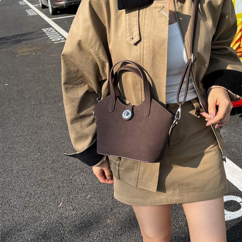 Retro bag women's large-capacity autumn new niche messenger bag casual portable commuter bucket bag