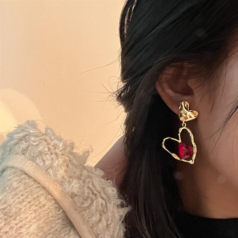 

Серьги-сердечки с красными драгоценными камнями