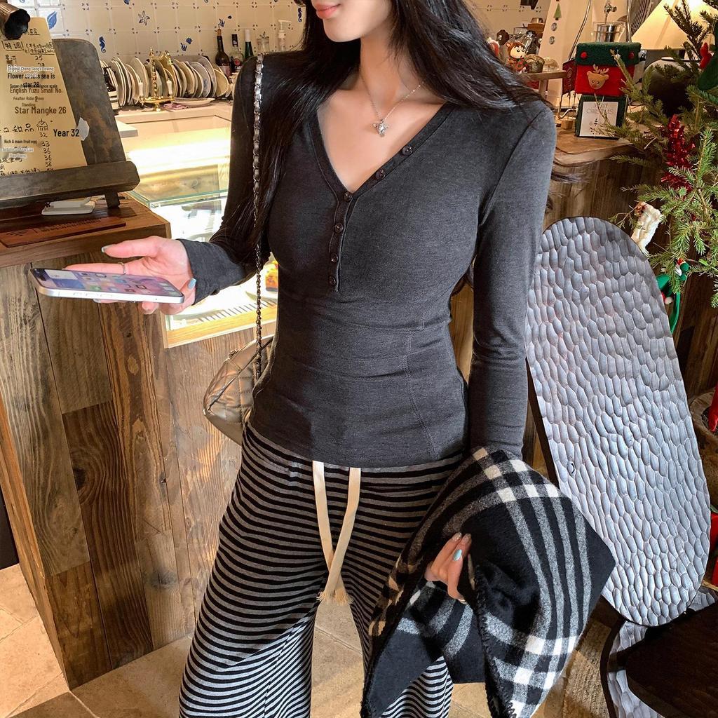 Korean Style V-Neck Button Knitwear for Women - Autumn/Winter Long-Sleeve Slimming Top