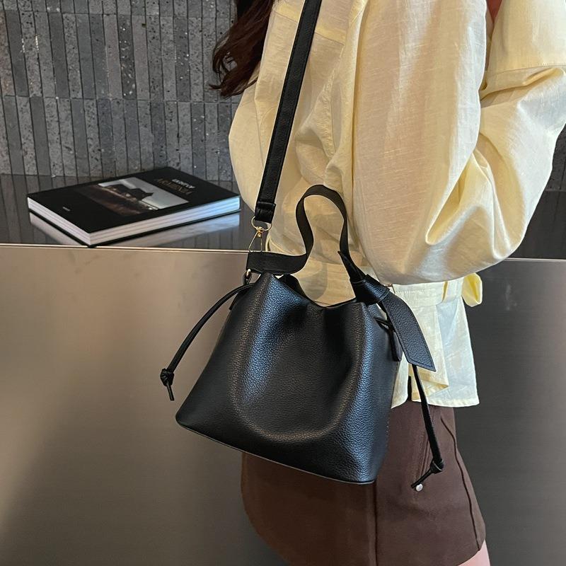 New leather texture commuter versatile shoulder messenger bag niche fashion handbag European and American popular women's bag