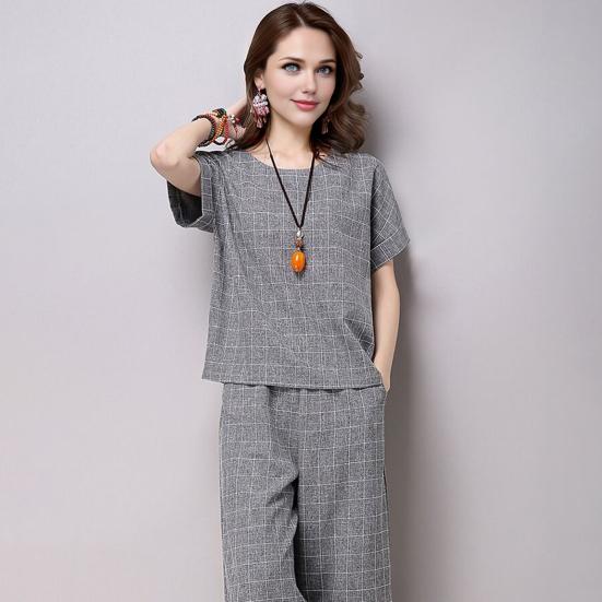 Dámský kostkovaný dvoudílný outfit, ležérní top s krátkým rukávem a kulatým výstřihem, sada zkrácených kalhot s kapsami, letní volná souprava na doma