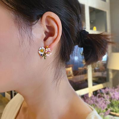 Ins Daisy Flower Asymmetrische Ohrringe Weibliche Super Fairy High-End French Drip Glaze Temperament Nischenohrstecker
