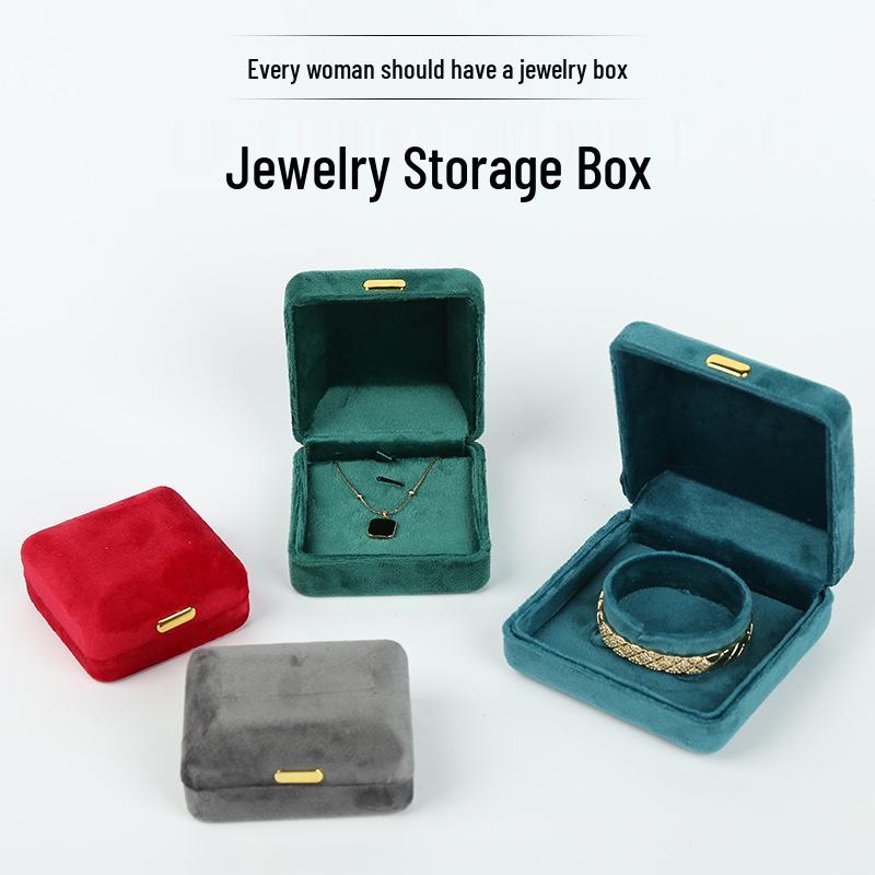 

Бархатная шкатулка для украшений с золотой пряжкой для колец, ожерелий и браслетов Dark Green Ring Box