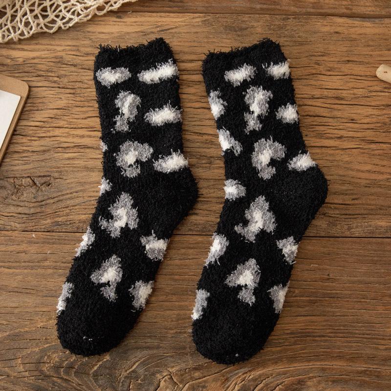 5/10 Pairs Comfortable Casual Coral Velvet Socks for Women Thickened Mid Calf Socks Cute Cow Spot Fleece Lined Floor Socks Home Warm Sleep Socks