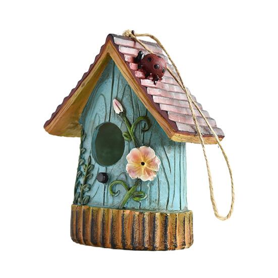 

Садовый скворечник Просторное отверстие Ручная роспись Скворечник Из смолы Водонепроницаемый Подвесной скворечник для улицы Защита от солнца для сиалии колибри крапивника зяблика