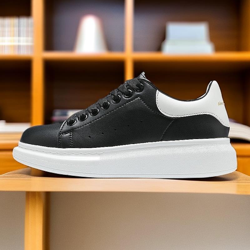 Fashionable and comfortable best-selling versatile fashion sports shoes with soft sole height-enhancing casual.
