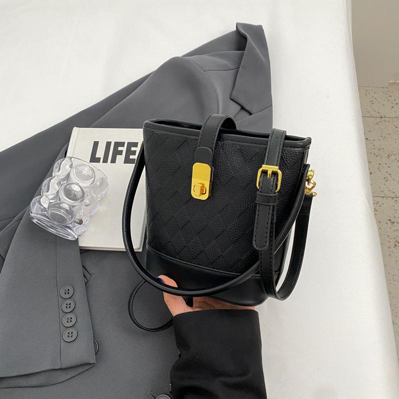 

Продвинутое чувство иностранного стиля маленькая сумка 2024 новая женская сумка популярная популярная универсальная сумка-мессенджер одно плечо подмышечная сумка-ведро чёрный