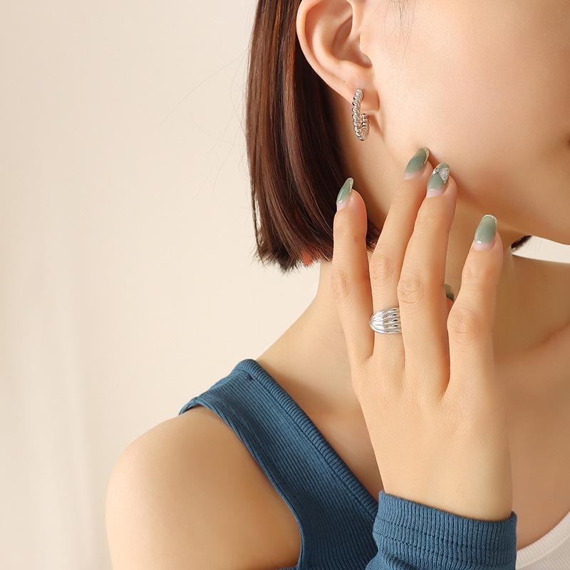 Titanium Gold-Plated Twisted C-Shaped Earrings - Retro Neutral Style