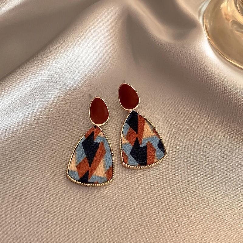 Maillard Coffee Color Amber Earrings Women's Autumn and Winter High-end Commuter Style Earrings Light Luxury Niche Design Earrings