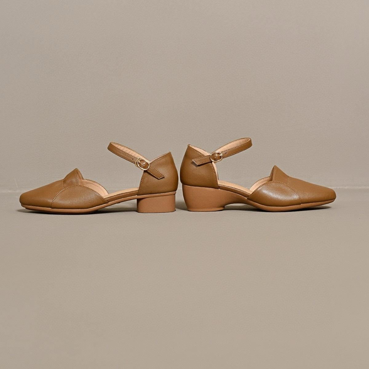 

Pointed hollow sandals women s 2025 summer new simple temperament ruffle leaf edge word with low heel comfortable women s sandals 40