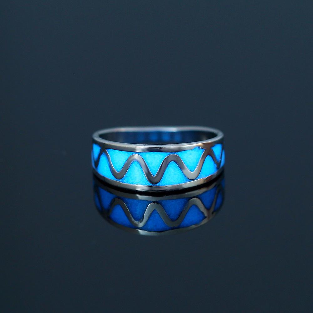 

Европейско-американская мода Кольцо из нержавеющей стали с волнистым узором, светящееся в темноте, для женщин