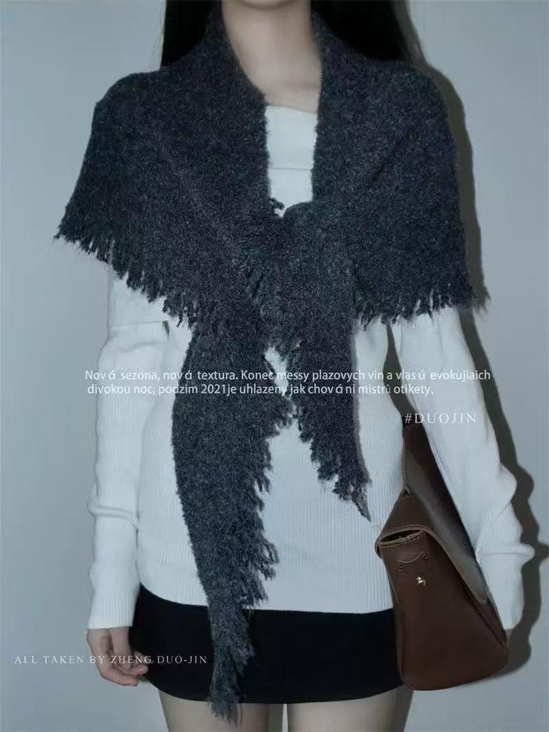 

Solid Color Wool Blend Women s Triangle Shawl Scarf - Bohemian Style for Autumn and Winter Warmth темно-синього кольору